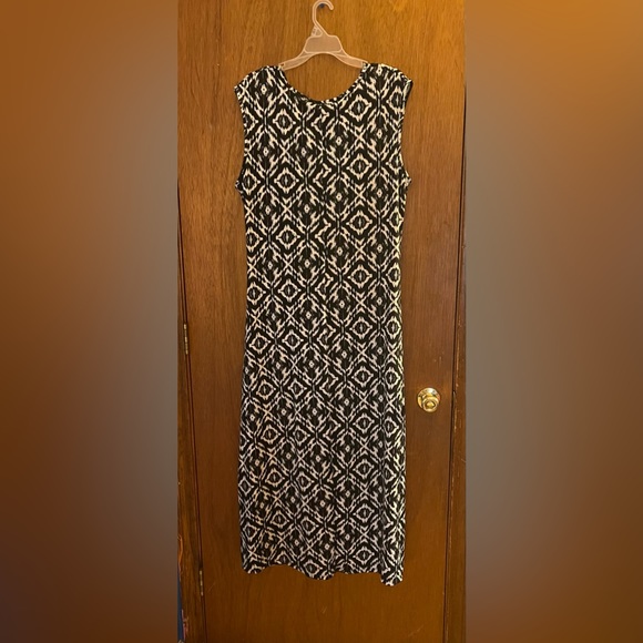 Avenue Sleeveless Maxi V NeckDress. Plus 18 / 20. Black & White Diamond pattern - Picture 6 of 7